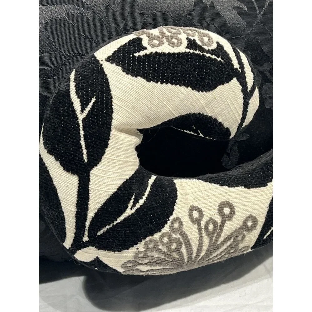 uno‎ alla volta  letizias hand stiched Black cat pillow Wn8g12060 Exclusive